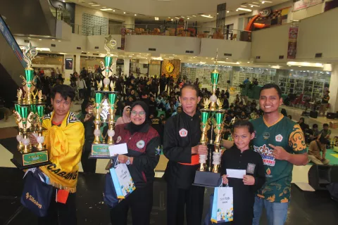 Pemberian piala juara umum kepada para kontingen pada Pemuda Prestasi Jaya Cup 2026 di BLU Plaza Mall Kota Bekasi