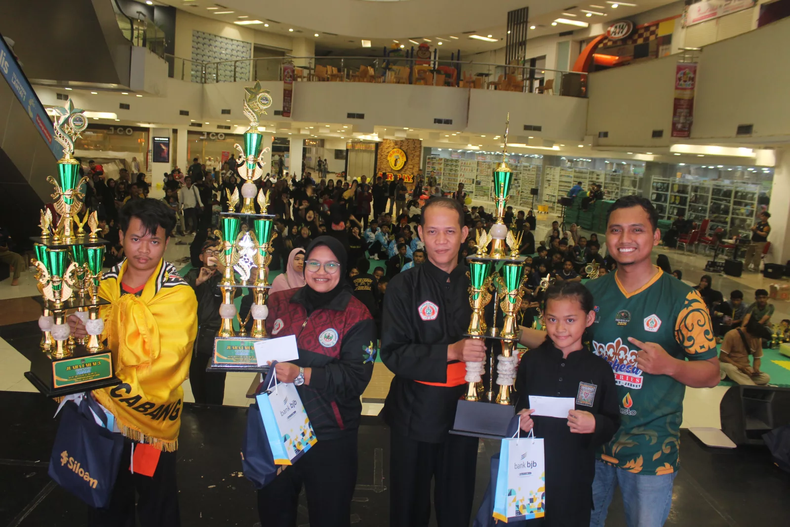 Pemberian piala juara umum kepada para kontingen pada Pemuda Prestasi Jaya Cup 2026 di BLU Plaza Mall Kota Bekasi