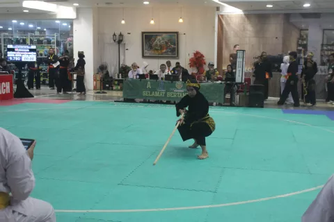 Penampilan pesilat kategori seni bersenjata pada Pemuda Prestasi Jaya Cup 2026 di BLU Plaza Mall Kota Bekasi